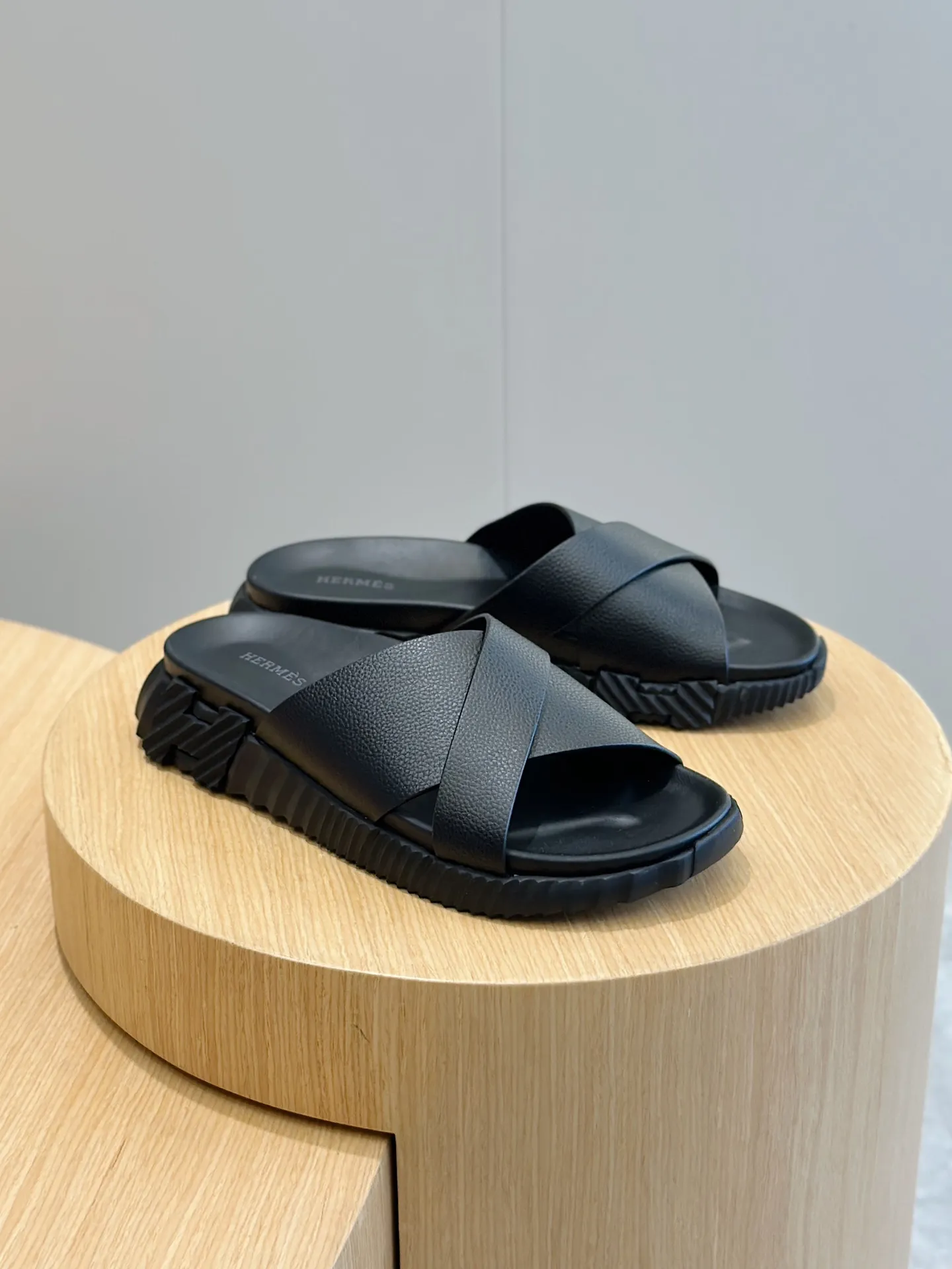 [HERMÈS] Top men's shoes 💰: 340💰 Size: 39-44 (38.45 46 custom-made) Herme*H Home Hermès Men's Sandals and Slippers - Original Replica Purchase the original version and make it one to one, the outsole is privately modeled, and the outsole color corresponding to each color is the same as the original version. Come to those who know the stuff 💪 The ultra-light soles are designed in contrasting colors, and they feel so comfortable on your feet! Calfskin, cowhide feet, private mold outsole.